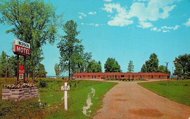 Hooks Waterfront Resort (Train Station Motel, Hopson Motel) - Vintage Motel (newer photo)